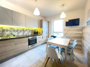 Superior Komputerowa, 4 rooms, 3 bedrooms, Airport-City train, Metro! 24h reception!